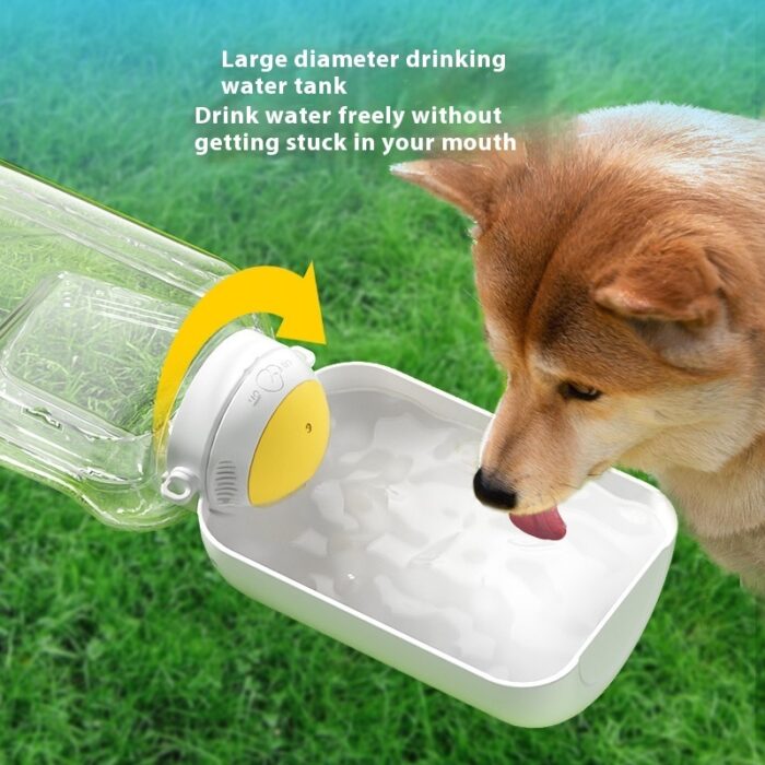 5295bb24-2bab-447b-ba75-360b2bc35c97_trans.jpeg Dog drinking from a wide-diameter pet water bottle pouring into a shallow white bowl on a grassy lawn, demonstrating easy drinking for pets.