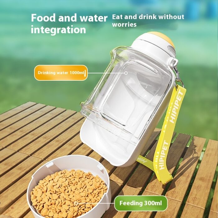 f431940f-1290-49f8-9365-d5631c29fde5_trans.jpeg Outdoor pet feeding and water station with a clear bottle and a bowl of dry food on a wooden table; includes 'Drinking water 1000ml' and 'Feeding 300ml' labels.